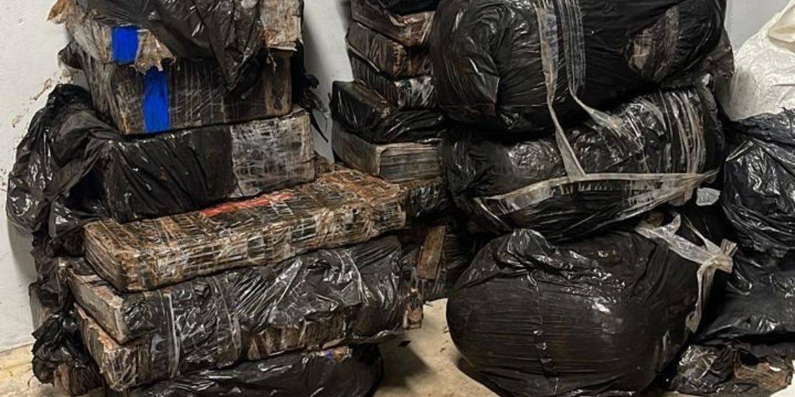 PF e PM apreendem mais de 370 kg de maconha na fronteira