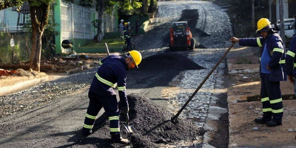 Prefeitura de CDE executa pavimentação no bairro San Miguel