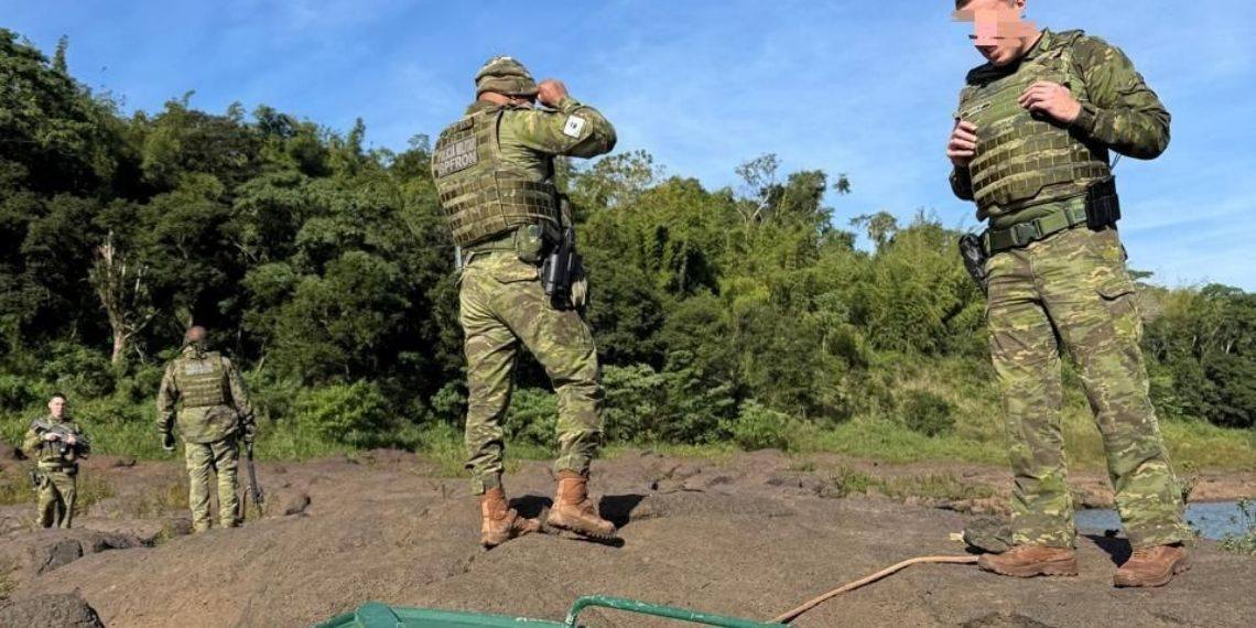 PF e PM apreendem 98,5 kg de maconha no Rio Paraná