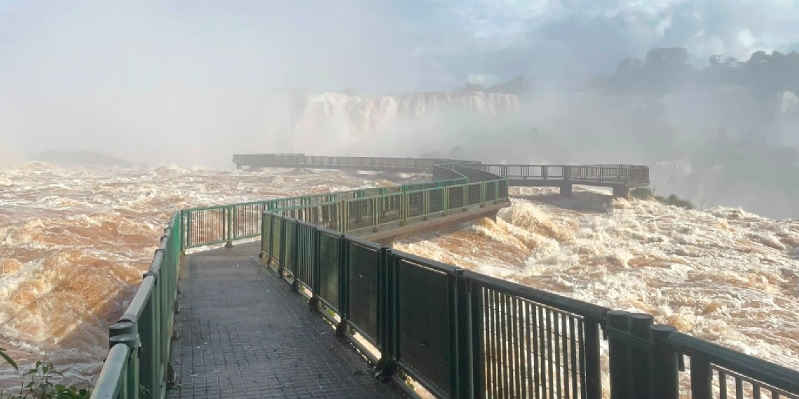 Cataratas em Foz do Iguaçu interditam passarela após alta vazão