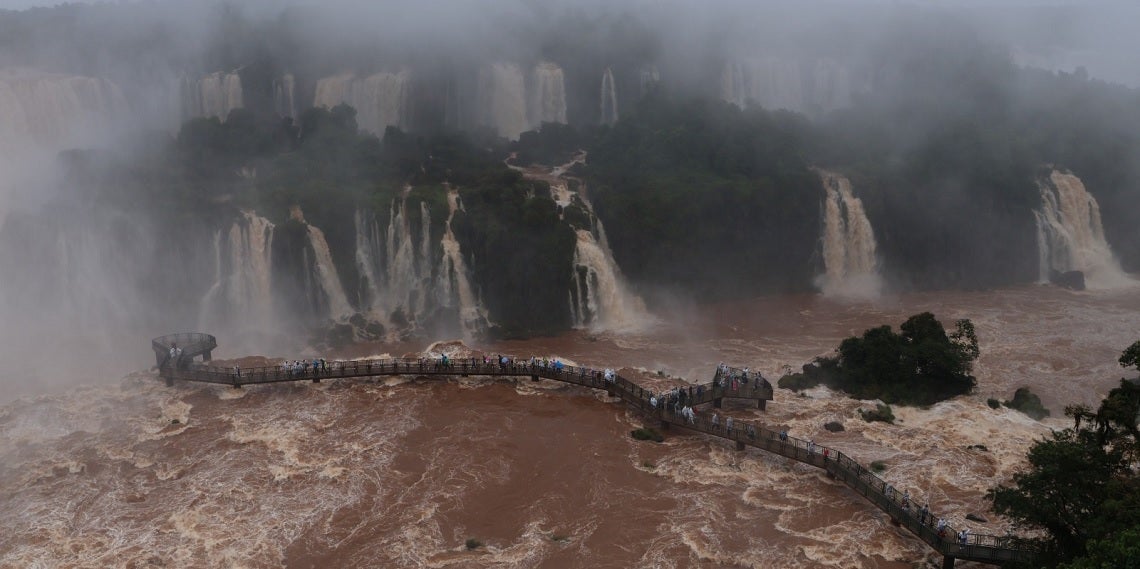 Rio Iguaçu multiplica força nas Cataratas