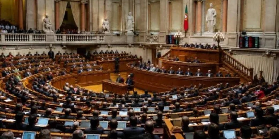 Hungria corta em 40% os salários dos próprios parlamentares