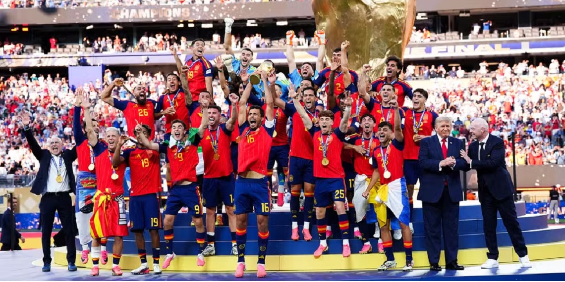 Trump se nega a deixar pódio dos campeões na final da Copa