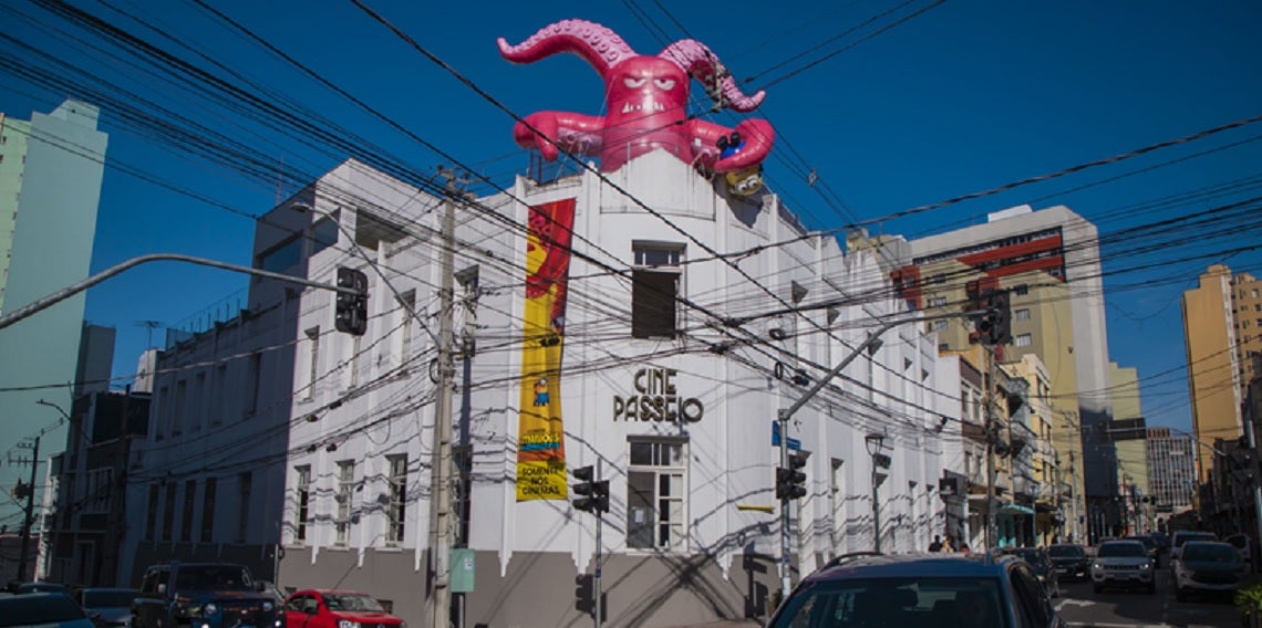Monstro gigante chega ao Cine Passeio em Curitiba