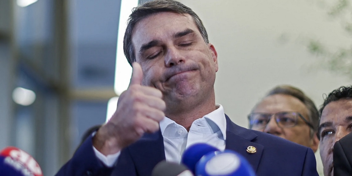 PF avalia Flávio Bolsonaro na lista prateada da Interpol