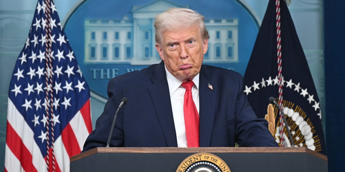Discurso de Trump nos EUA é interrompido por operário