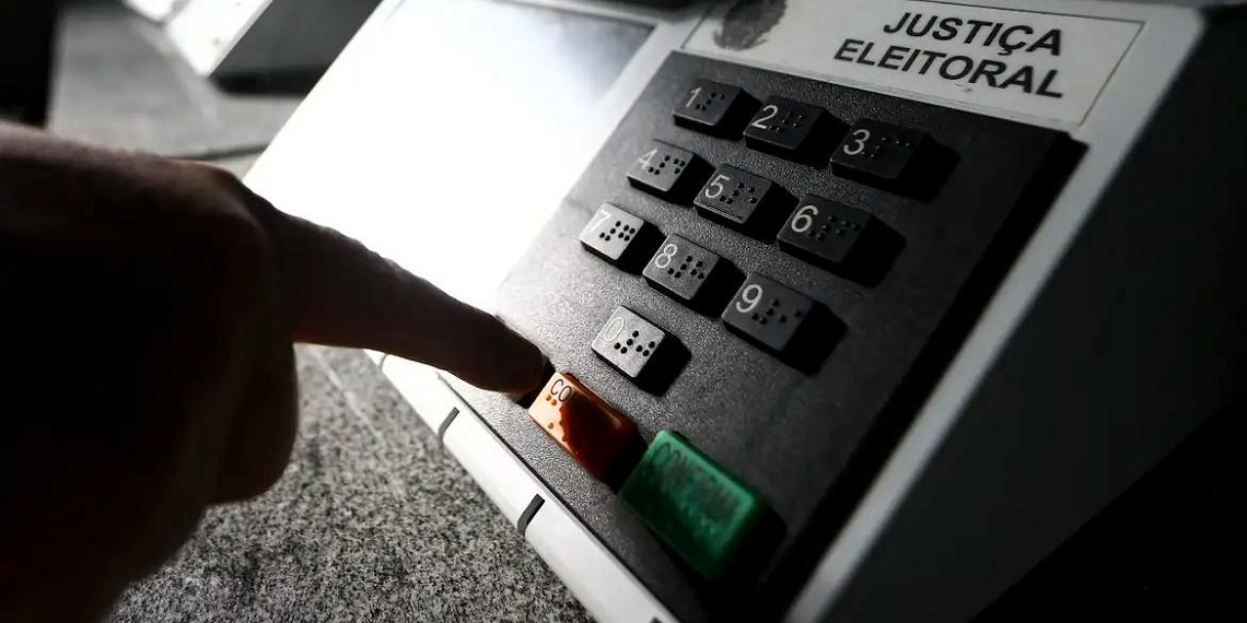 Após fake news, tribunal apresenta a segurança das urnas no DF