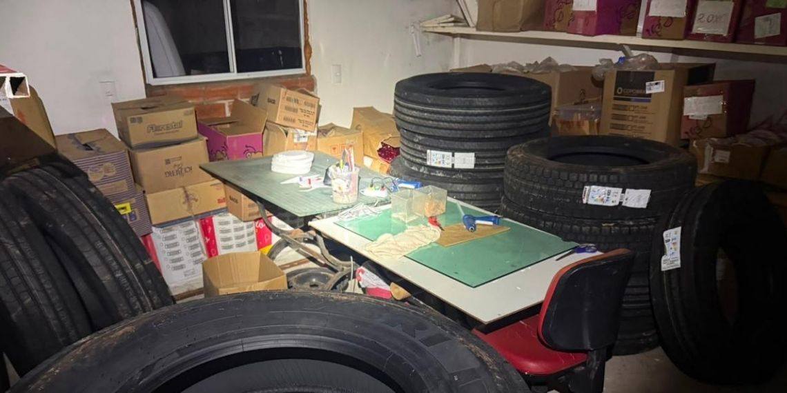 PF e PM fecham depósitos de pneus contrabandeados em Foz