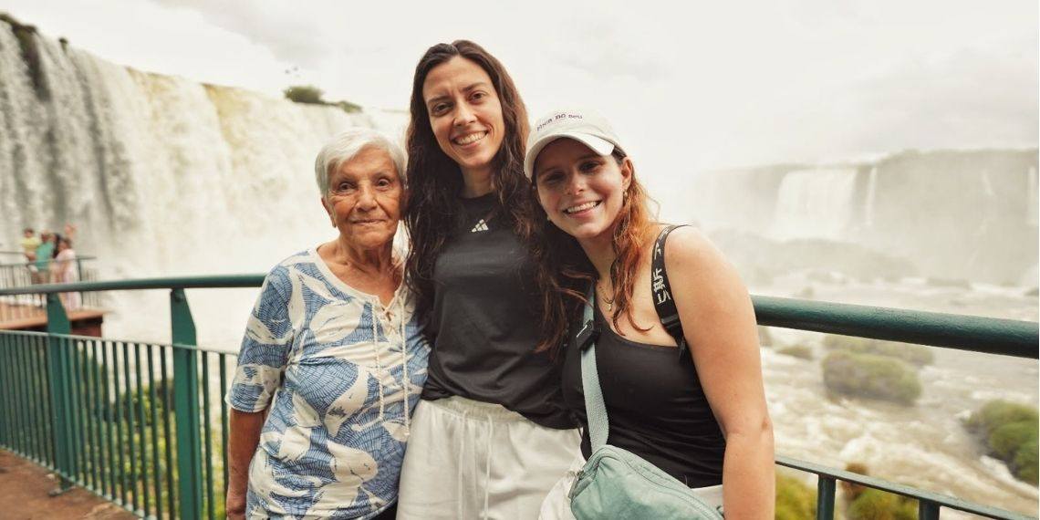 Turismo entre brasileiros 60+ cresce 52% e fortalece viagens em família