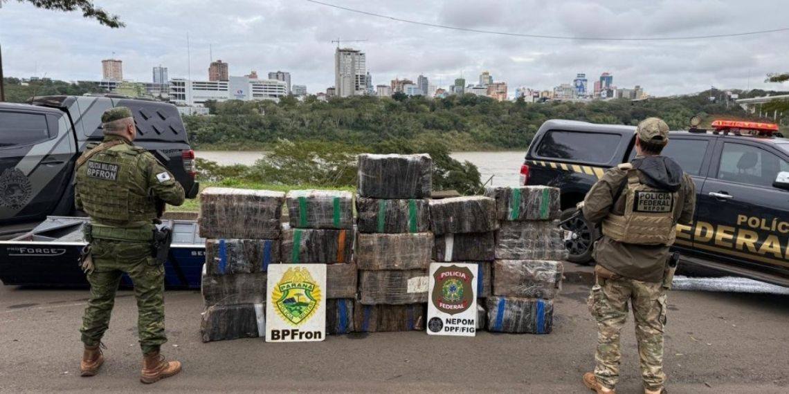 PF e PM apreendem 772 kg de maconha no Rio Paraná