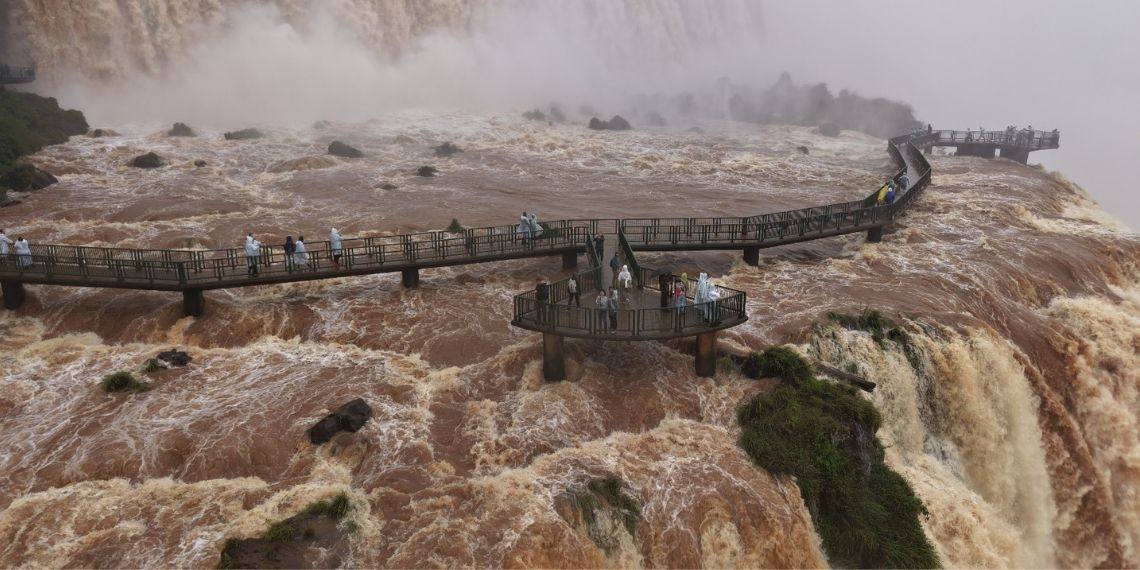 Passarela das Cataratas do Iguaçu é reaberta após queda na vazão do Rio