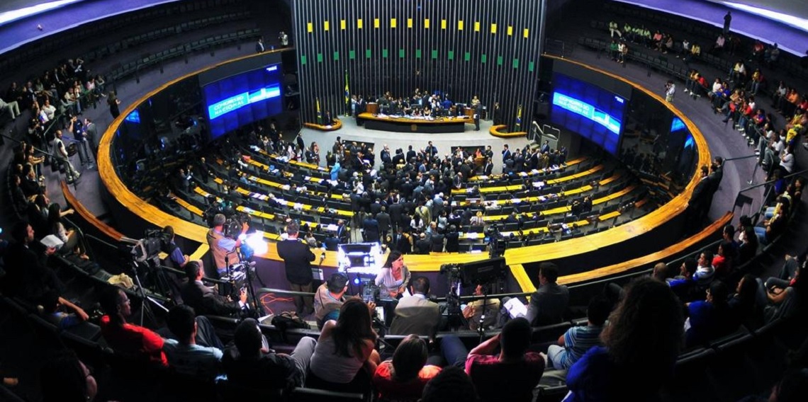 De olho na reeleição, Congresso adia votação da escala 6×1