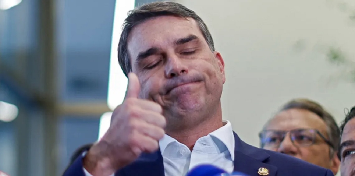 Flávio Bolsonaro apresenta falsa pós-graduação na UFRJ