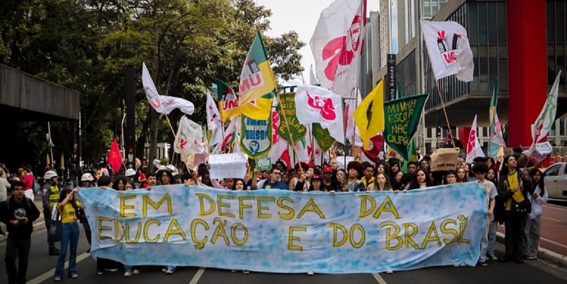 Estudantes ocupam a Paulista contra privatização da educação em SP