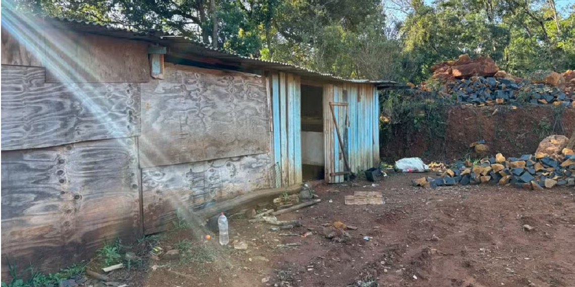 Operários viviam sem água e esgoto em pedreira no Paraná