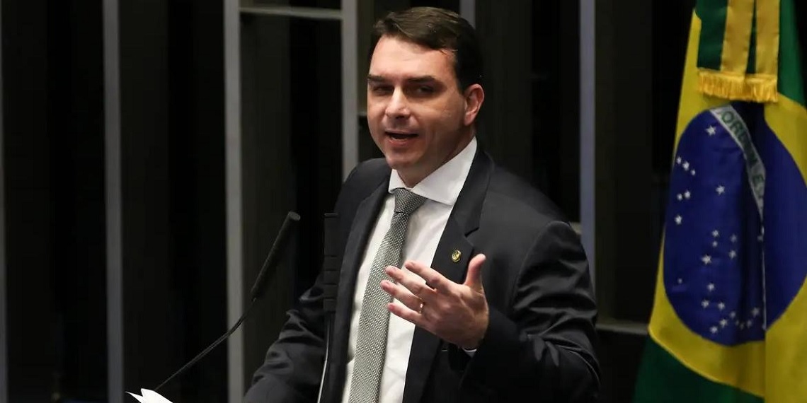 Missão aciona TSE para apurar filiação falsa de Flávio