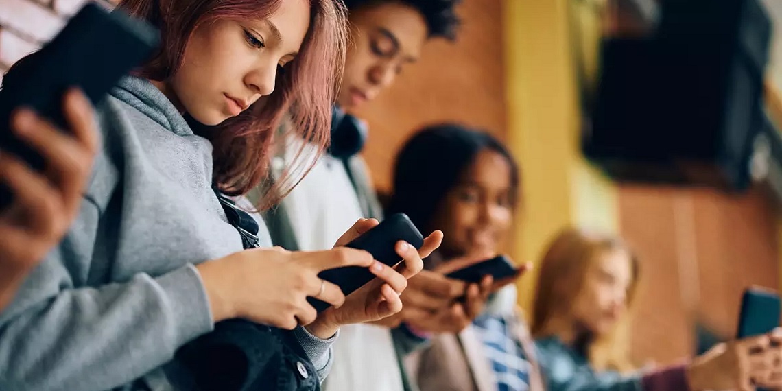Metade dos jovens passa tempo demais na internet, diz estudo