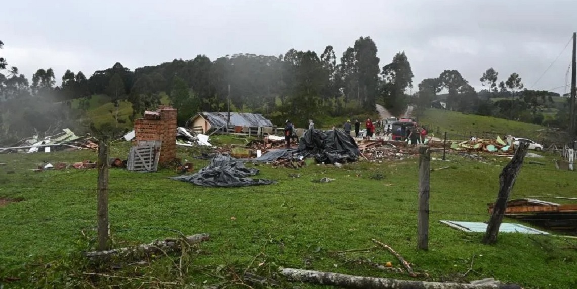 Produtores atingidos por tornado no PR devem registrar danos