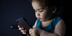 Uso de telas antes dos 2 anos provoca atrasos no desenvolvimento