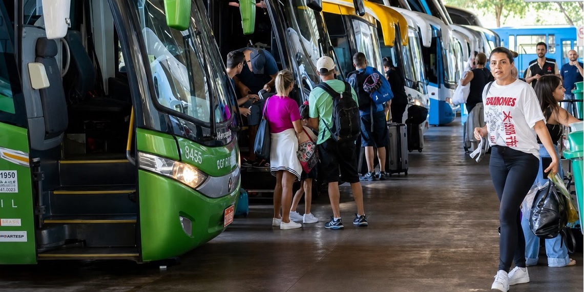 Deputado pede revogação de regra para ônibus na Receita