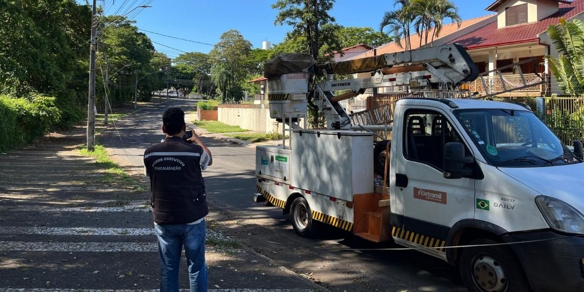 Copel inicia retirada de cabos soltos em Foz