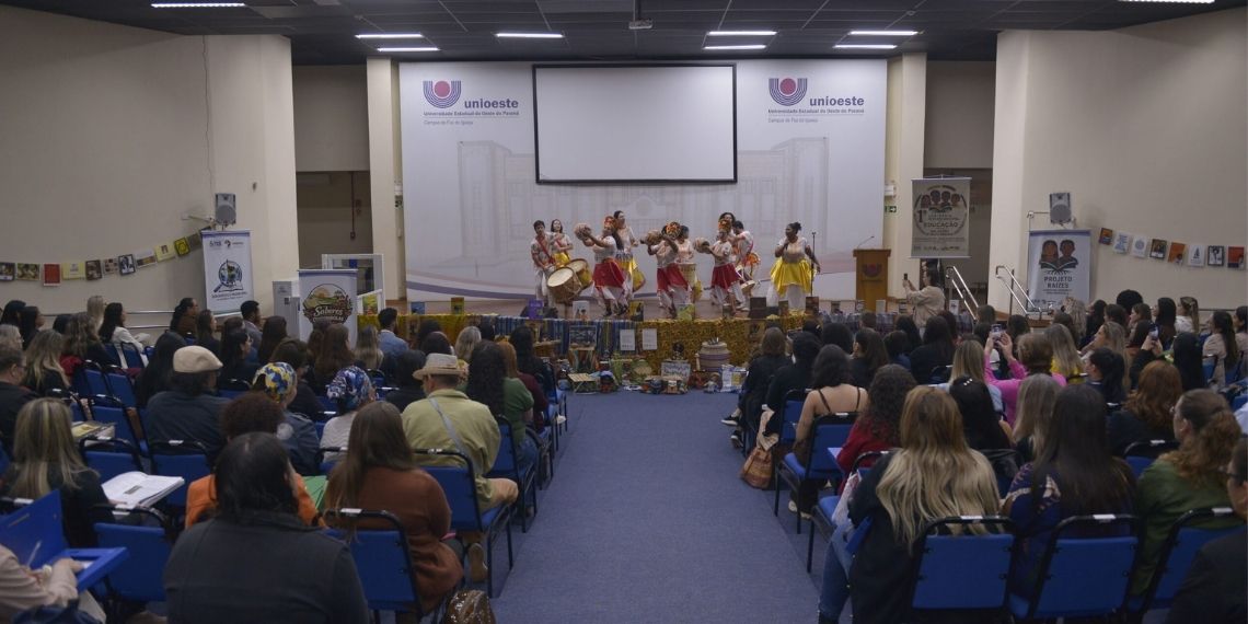 Mais de 400 educadores participam de seminário em Foz