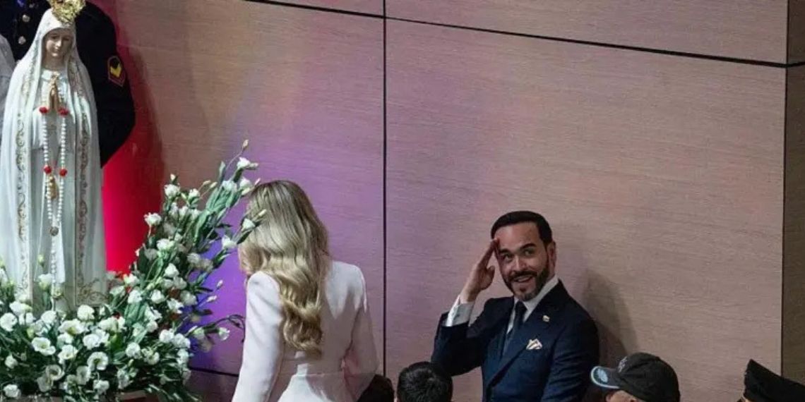 Novo presidente da Colômbia toma posse em cerimônia religiosa