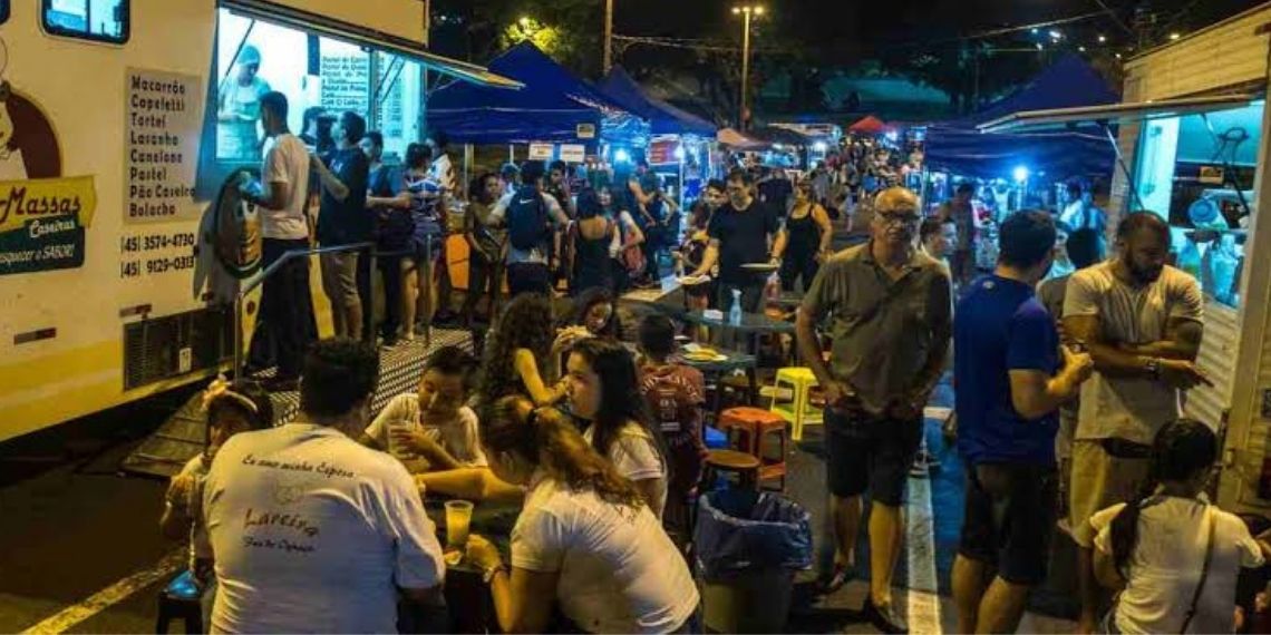 Feirinha da JK volta com programação noturna na Praça da Paz