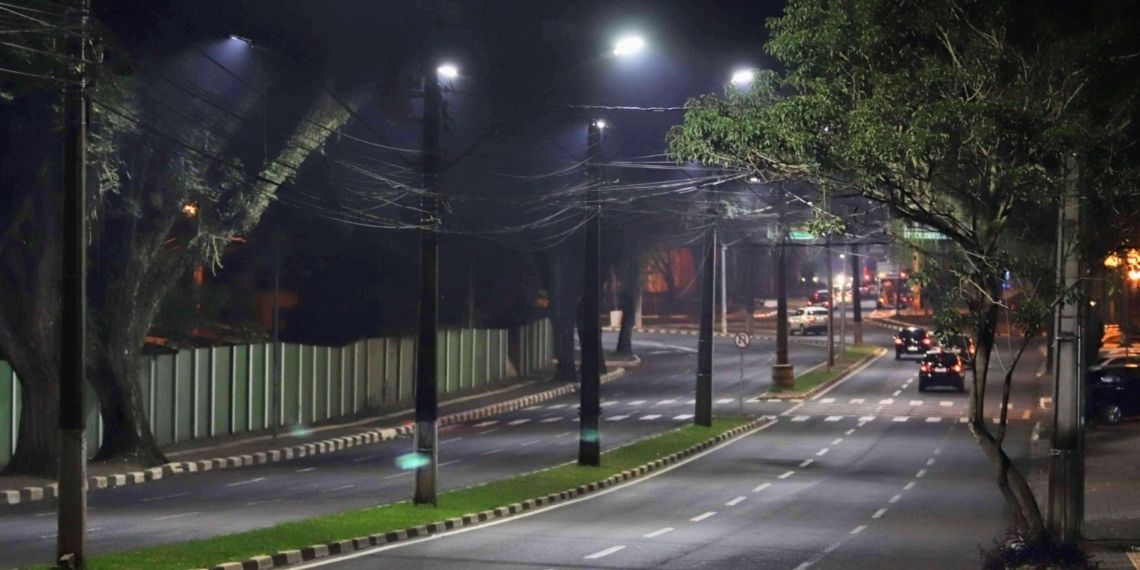 Câmara questiona modernização da iluminação pública em Foz