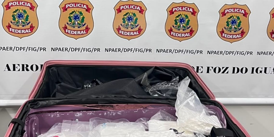 Passageira é presa com 4,3 kg de cocaína no Aeroporto de Foz