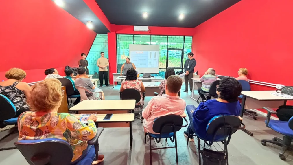 Curso gratuito oferece aulas práticas de cibersegurança e utilização do celular. Foto: PMFI/Divulgação