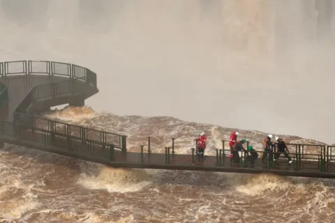 Foto mostrando os efeitos da cheia historica altera visitacao nas cataratas com grande volume de agua cobrindo as estruturas do parque