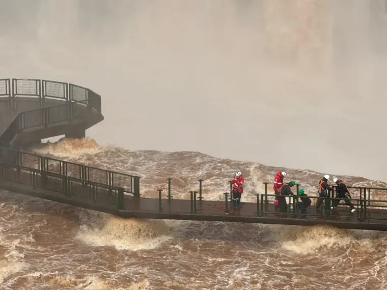 Foto mostrando os efeitos da cheia historica altera visitacao nas cataratas com grande volume de agua cobrindo as estruturas do parque