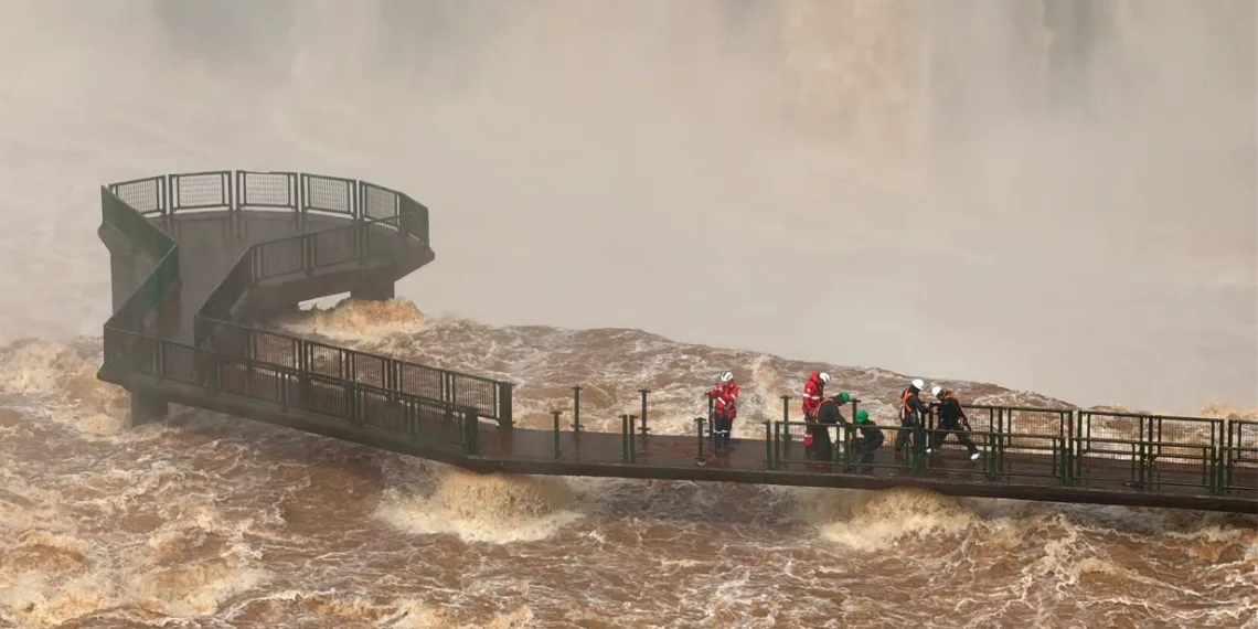 Foto mostrando os efeitos da cheia historica altera visitacao nas cataratas com grande volume de agua cobrindo as estruturas do parque