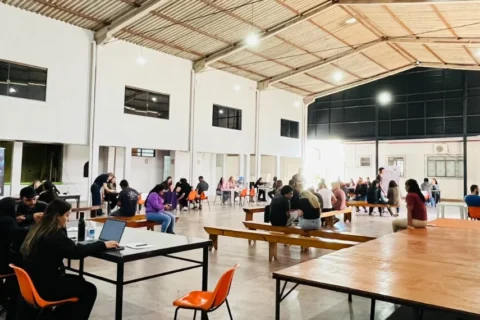 Moradores participam de feira de empregabilidade no mutirão de empregos Foz do Iguaçu.