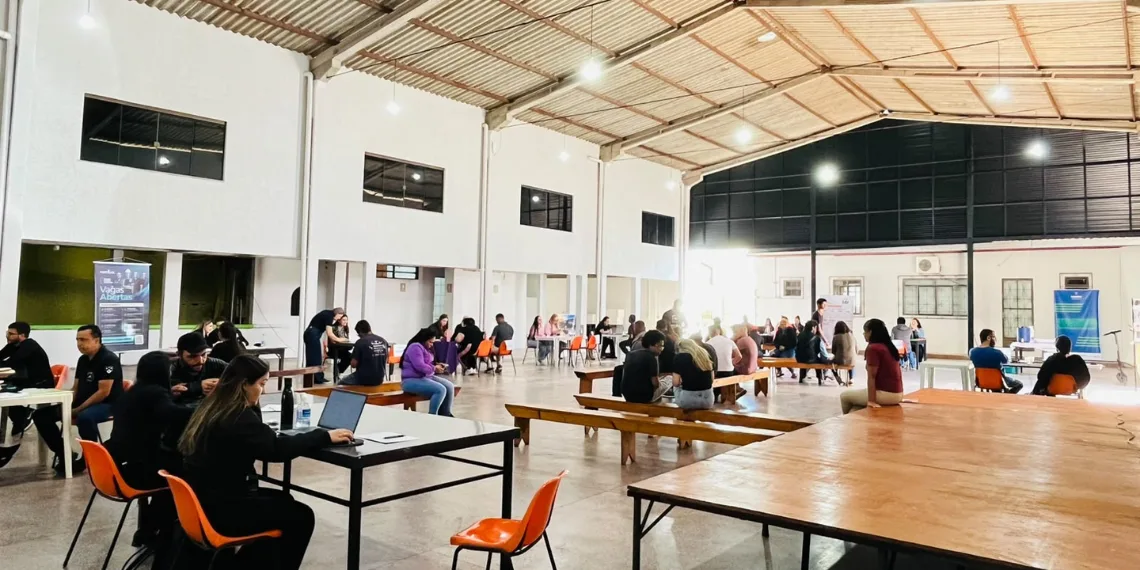 Moradores participam de feira de empregabilidade no mutirão de empregos Foz do Iguaçu.