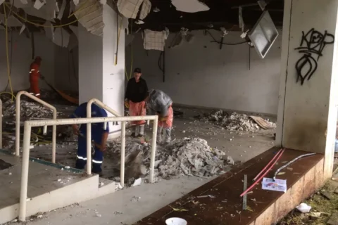 Limpeza de prédio abandonado em Foz do Iguaçu