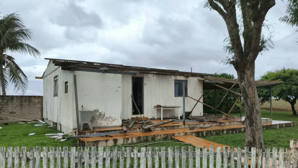 Fotografia de residências e estruturas danificadas por fortes rajadas de vento na Vila Bananal, em Foz do Iguaçu.