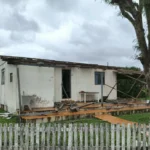 Fotografia de residências e estruturas danificadas por fortes rajadas de vento na Vila Bananal, em Foz do Iguaçu.