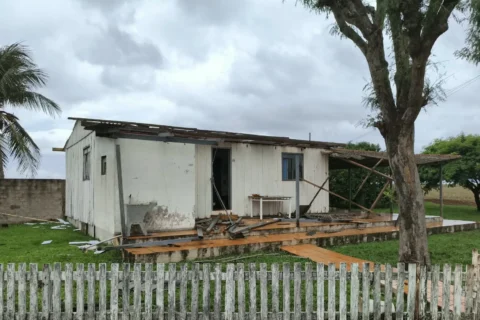 Fotografia de residências e estruturas danificadas por fortes rajadas de vento na Vila Bananal, em Foz do Iguaçu.